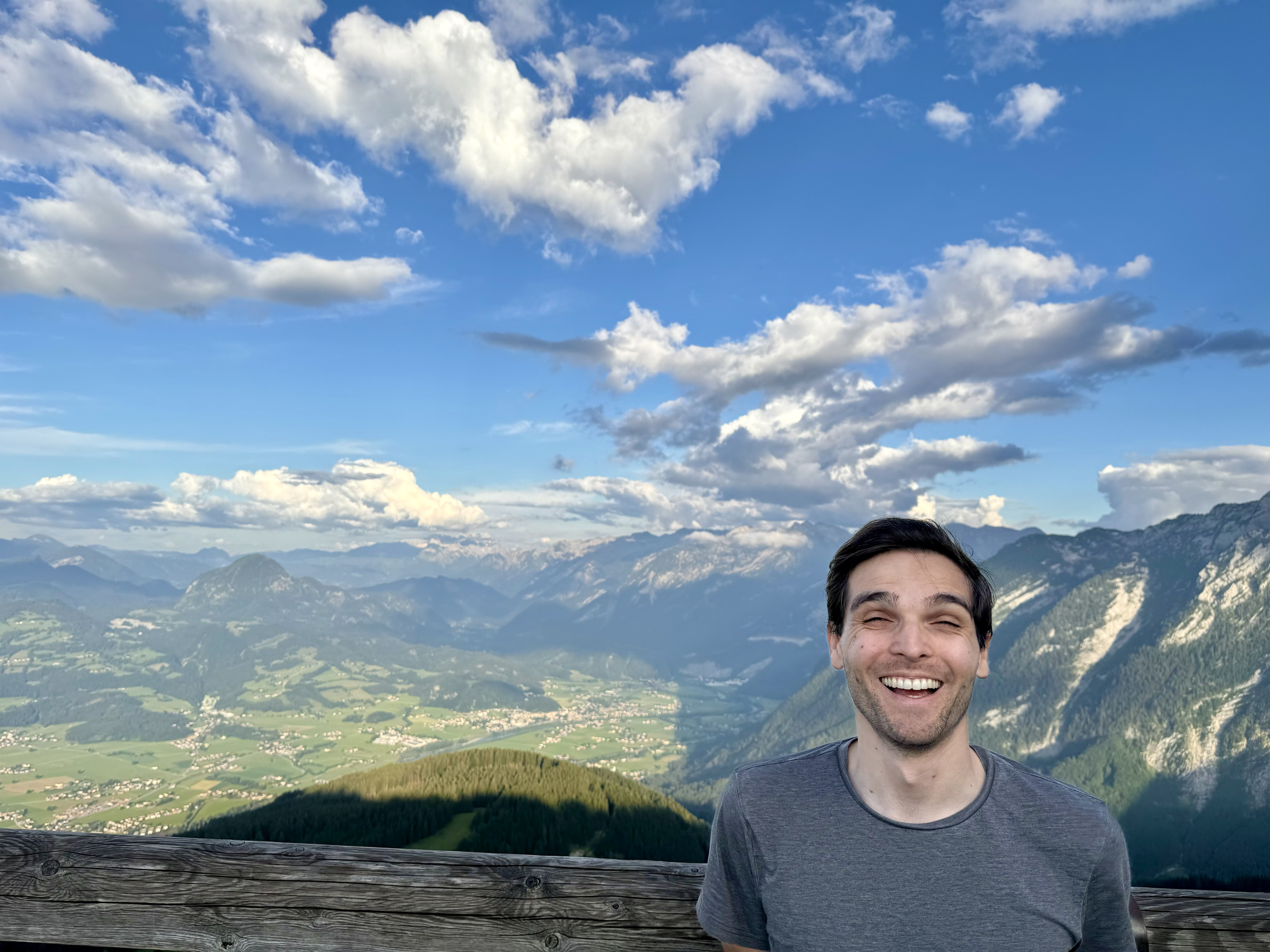 Kijan in front of an unfolding landscape